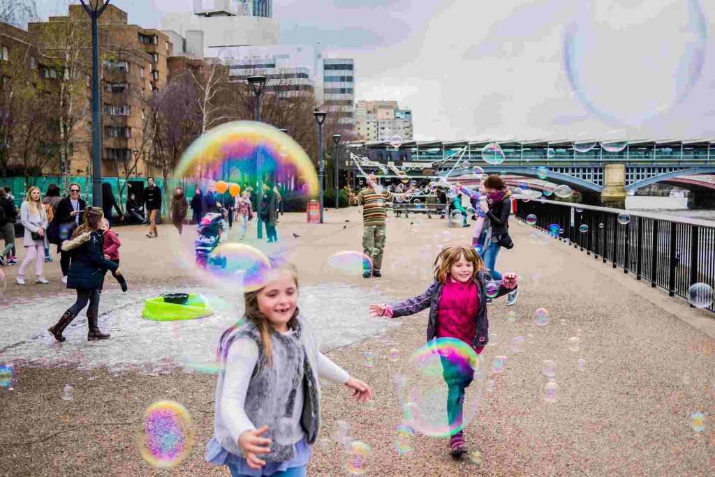 children playing workshop bubbles